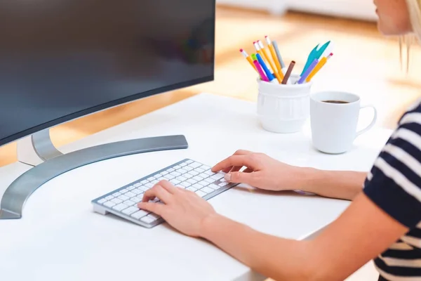 Persona escribiendo en su computadora de la oficina — Foto de Stock