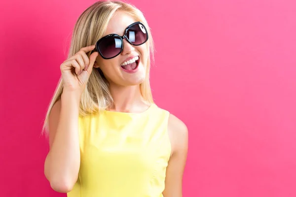 Young woman with sunglasses — Stock Photo, Image