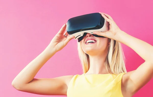 Mujer joven usando auriculares de realidad virtual —  Fotos de Stock