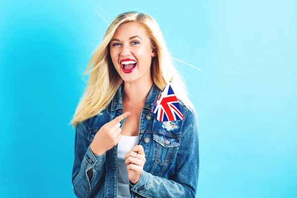 Jovem feliz segurando bandeira Union Jack — Fotografia de Stock