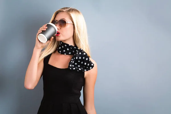 Feliz joven bebiendo café — Foto de Stock