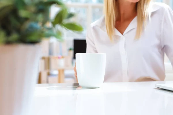 Jonge zakenvrouw drinken koffie — Stockfoto