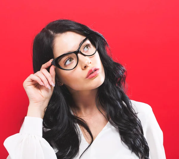 Junge Geschäftsfrau in nachdenklicher Pose — Stockfoto