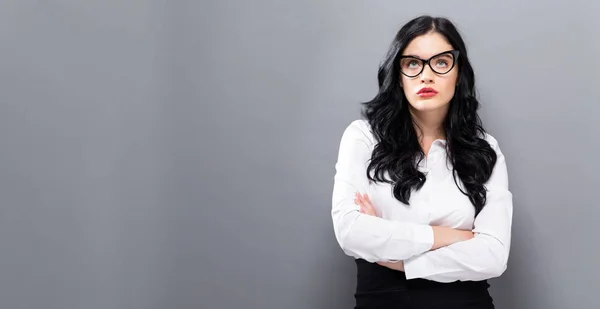 Junge Geschäftsfrau in nachdenklicher Pose — Stockfoto