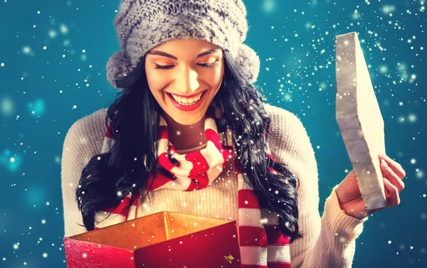 Šťastná mladá žena s vánoční krabičce — Stock fotografie