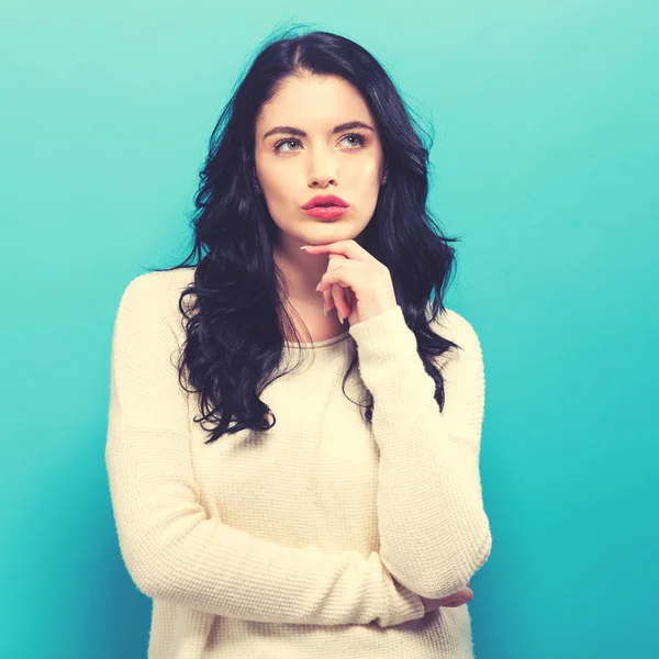 Junge Frau in nachdenklicher Pose — Stockfoto