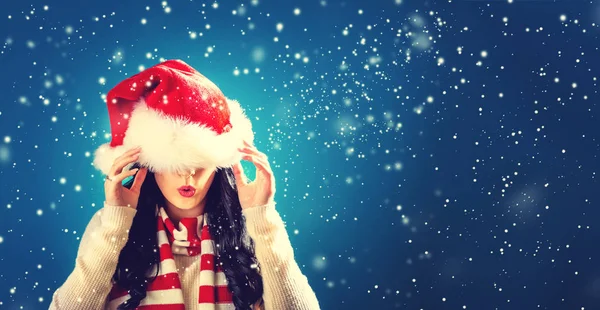 Donna con il cappello di Babbo Natale tirato sopra gli occhi — Foto Stock