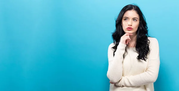 Jeune femme dans une pose réfléchie — Photo