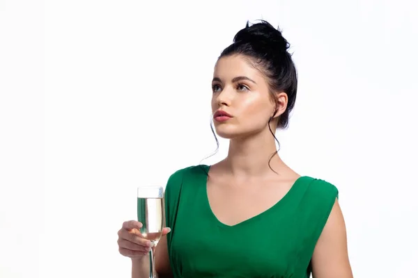 Молодая женщина держит флейту шампанского — стоковое фото