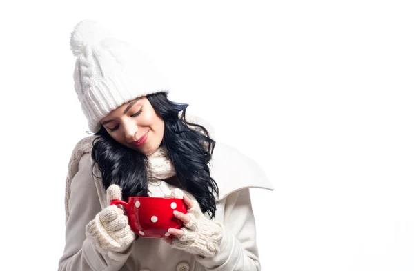 Mulher em roupas de inverno beber café — Fotografia de Stock