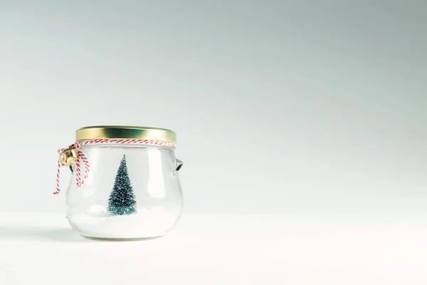 Kerstboom in een glazen pot — Stockfoto