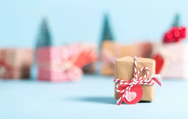 Noel hediyesi kutu mavi bir arka plan üzerinde — Stok fotoğraf