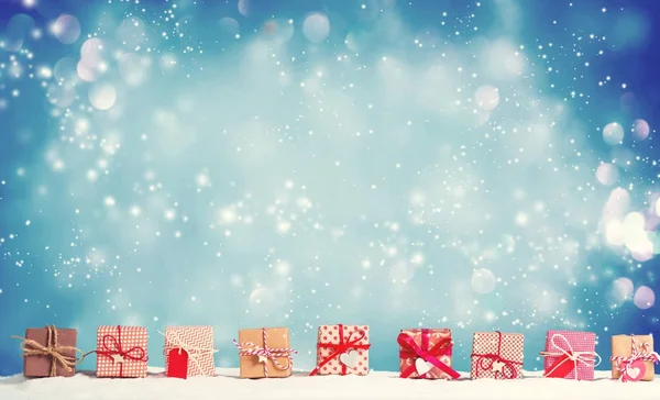 Julgåva lådor i ett snötäckt landskap — Stockfoto