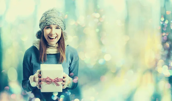 Mujer joven feliz sosteniendo una caja de regalo — Foto de Stock