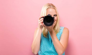 Genç kadın karşılaştırma profesyonel fotoğraf makinesi