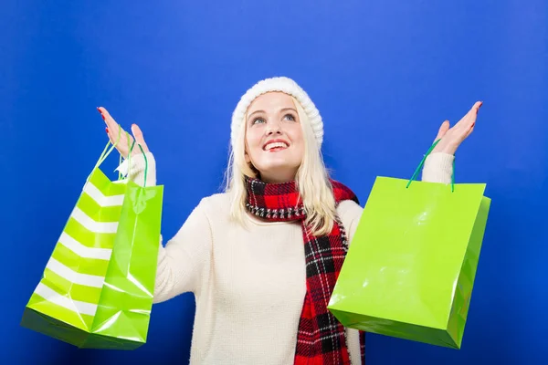 Mujer joven feliz sosteniendo bolsas de compras —  Fotos de Stock