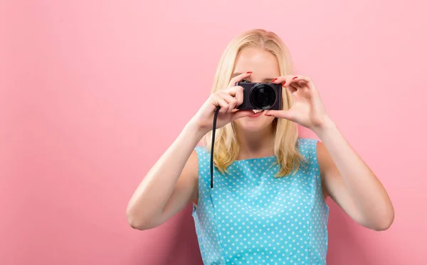 Giovane donna con una fotocamera compatta — Foto Stock