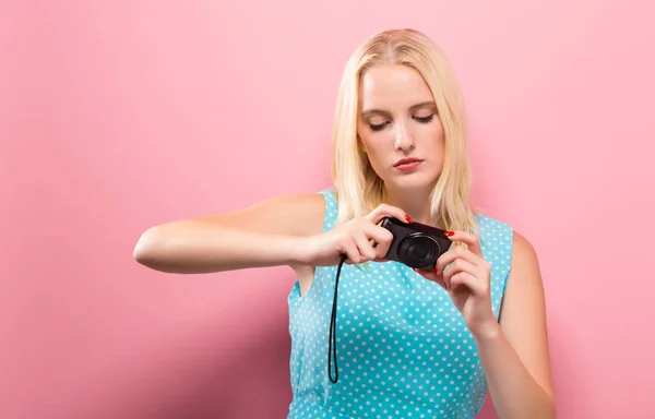 Giovane donna con una fotocamera compatta — Foto Stock