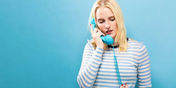 Giovane donna con telefono vecchio stile — Foto Stock