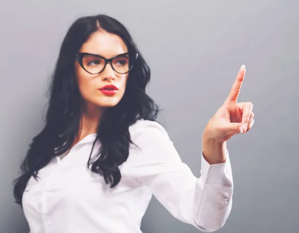 Mujer joven señalando algo — Foto de Stock