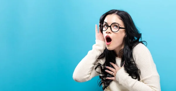 Jonge vrouw iets gehoord — Stockfoto