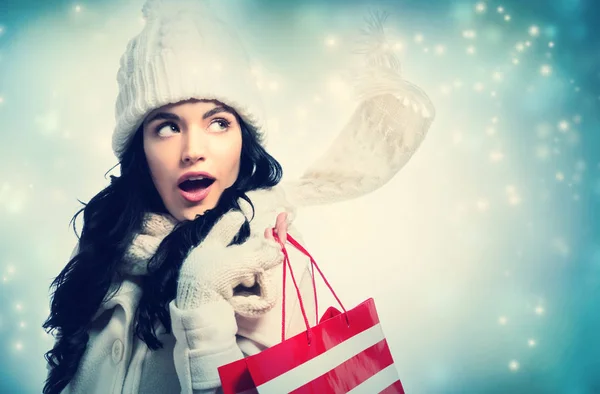 Feliz joven mujer sosteniendo una bolsa de compras — Foto de Stock