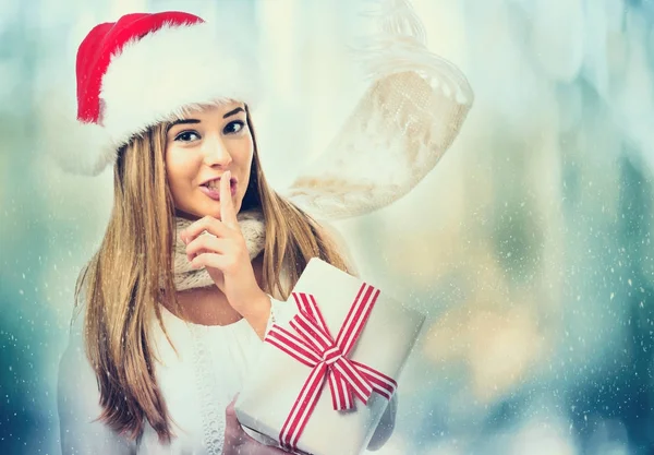 Joyeux jeune femme tenant une boîte cadeau — Photo