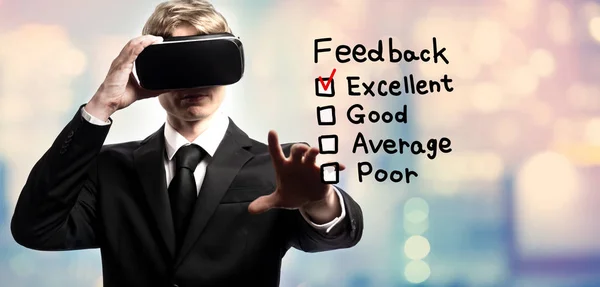 Texto de feedback com empresário usando uma realidade virtual — Fotografia de Stock