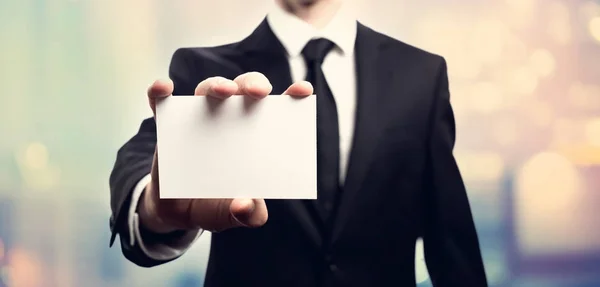 Empresário com um cartão comercial em branco — Fotografia de Stock