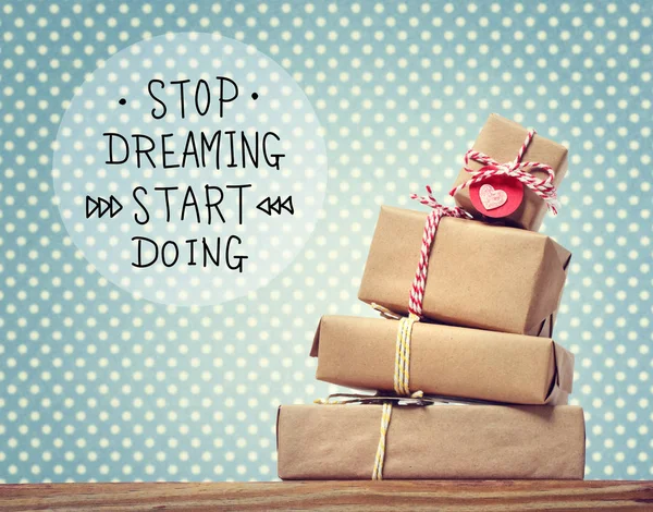 Σταματήσει να ονειρεύεται έναρξη κάνει το μήνυμα με κουτιά δώρων — Φωτογραφία Αρχείου
