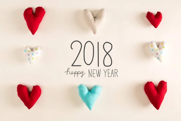 青いハートのクッションとの幸せな新しい年 2018年メッセージ — ストック写真