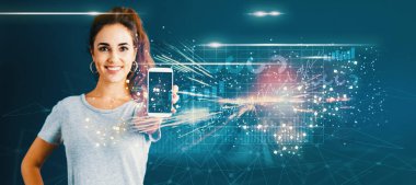 Bir akıllı telefon tutan genç kadın ile dijital grafik