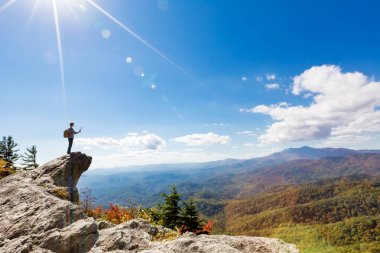 Bir uçurumun kenarında yürüyen adam