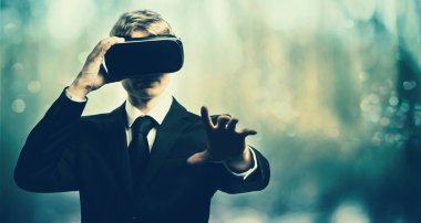 İşadamı ile bir sanal gerçeklik kulaklık