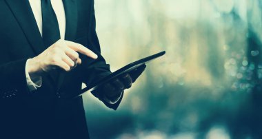 işadamı dijital tablet kullanma