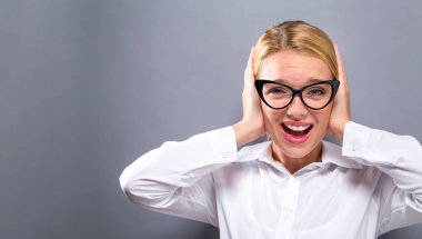 Genç kadın kulakları tıkalı