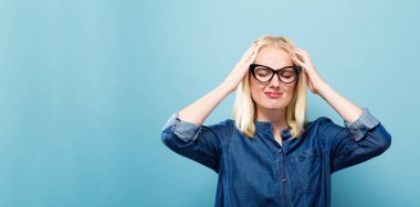 Genç kadın kendini stresli hissediyor