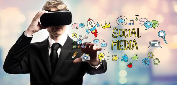 Текст соціальних мереж з бізнесменом, який використовує віртуальну реальність — стокове фото