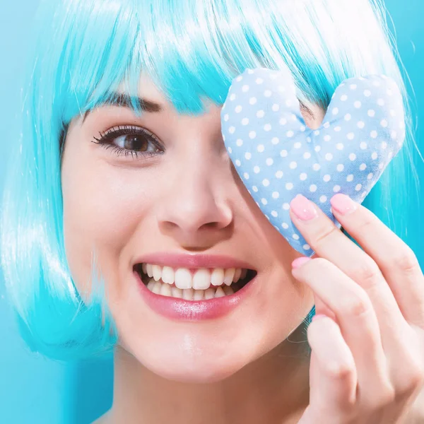 Mulher bonita em uma peruca azul brilhante — Fotografia de Stock