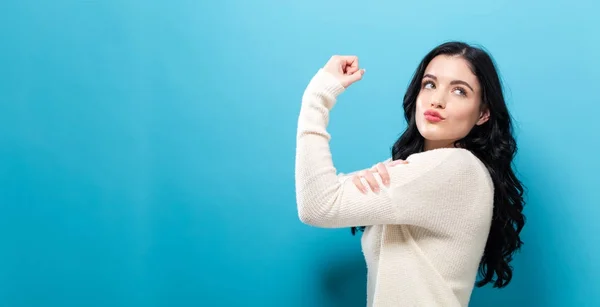 Poderosa joven en una pose de éxito — Foto de Stock