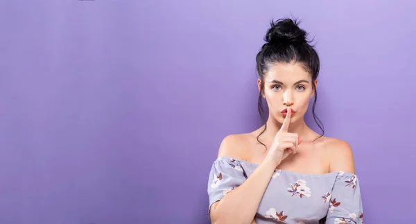 Mujer joven haciendo un gesto tranquilo — Foto de Stock