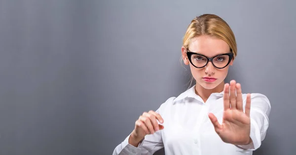 Jovem mulher fazendo uma pose stop — Fotografia de Stock