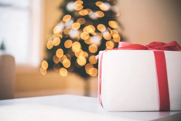 Presente de Natal com árvore de Natal — Fotografia de Stock