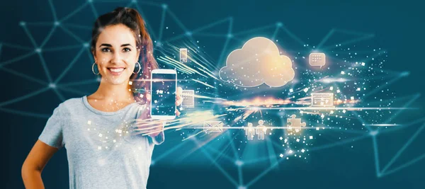 Cloud Computing mit junger Frau, die ein Smartphone in der Hand hält — Stockfoto