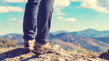 Bir uçurumun kenarında bir adam