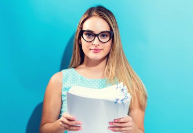 Belgelerin bir deste ile kadın ofis