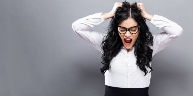 Genç kadın kendini stresli hissediyor