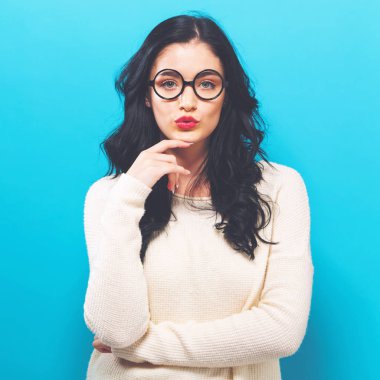 Düşünceli bir poz genç kadın