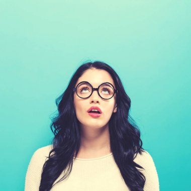 yukarı doğru arayan genç bir kadın