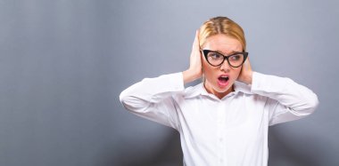 Genç kadın kulakları tıkalı